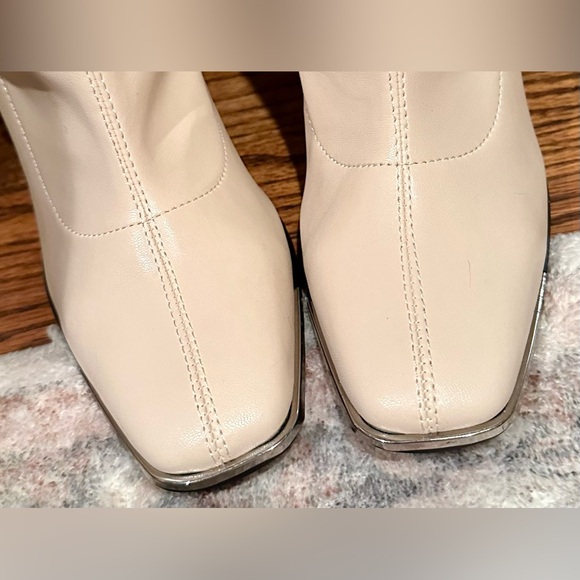 EUC Public Desire “Caryn” Ultimate 70’s “Go-Go Boot” in a Creamy Off-White Sz 6 - Picture 4 of 13